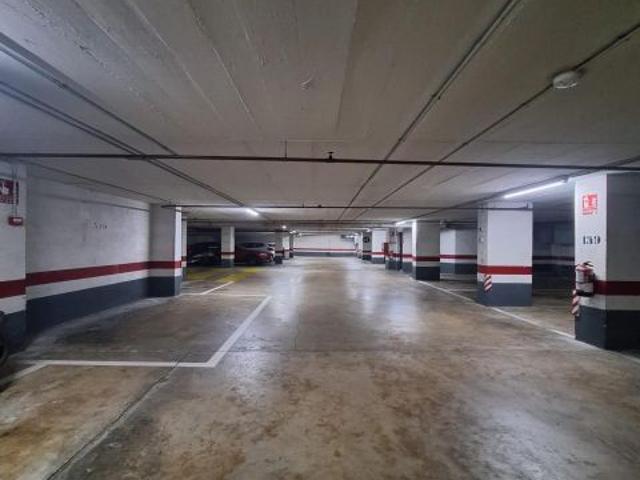 Plaza parking en complejo Mundet