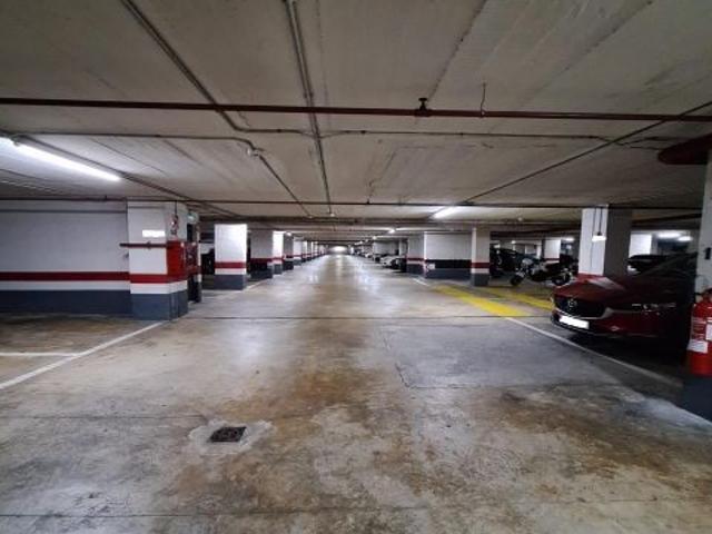 Plaza parking en complejo Mundet