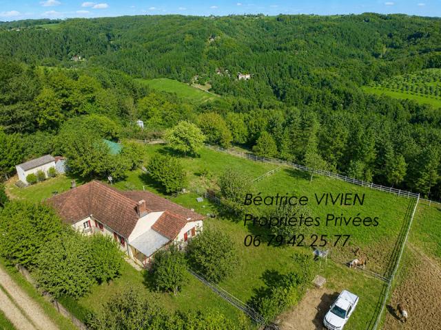 PLAZAC: BELLE VUE ET CALME! Maison avec gîte attenant. 3/4 chambres. Dépendance. Terrain constructible, Prés et bois environ 3ha