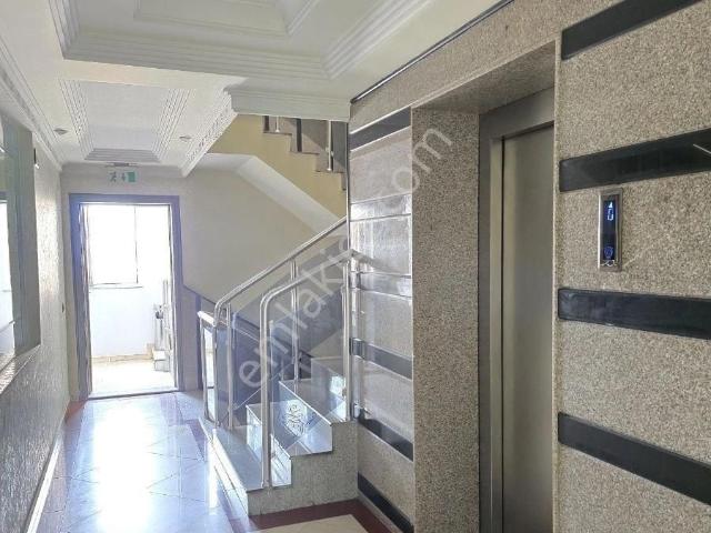 Plazalar Bölgesinde Cadde Üzeri İş Merkezinde 3+1 Kiralık Ofis