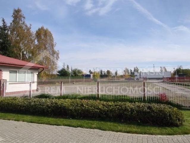 Plac ogrodzony utwardzony przy DK19 – idealny na sklep lub ekspozycję