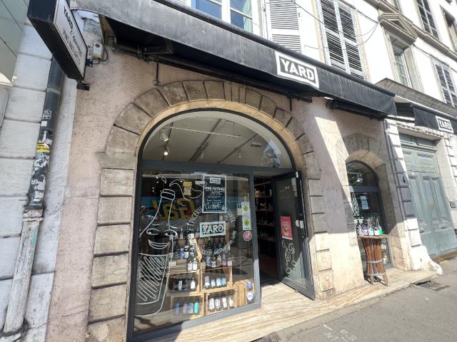 PLACE BELLECOUR/FONDS DE COMMERCE/87 m2/VITRINE