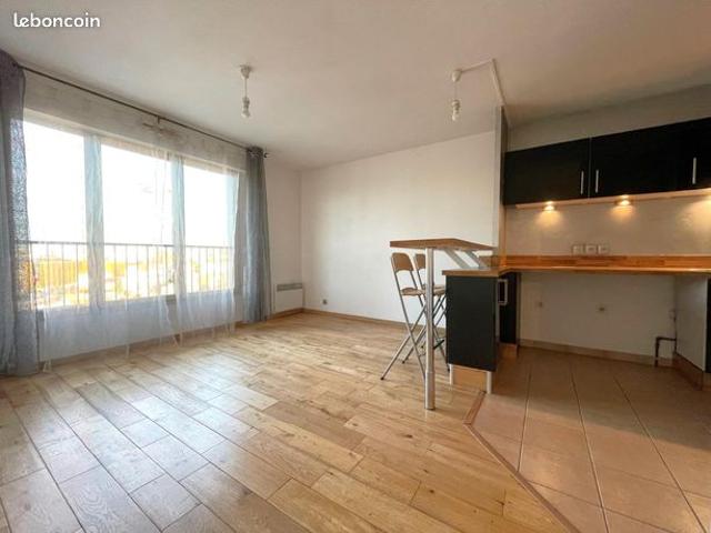 Place de la boule 3 pieces a vendre en etage eleve situe a 10 minutes a pied de la place du marche tres bon etat general
