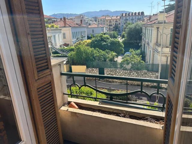 PLACE DE LA LIBERATION A 100m F3 78m² balcons