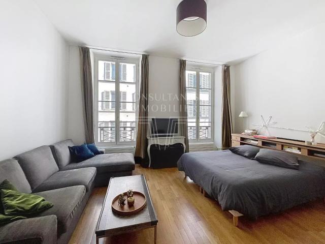 PLACE DE LA MADELEINE PIED A TERRE LUMINEUX