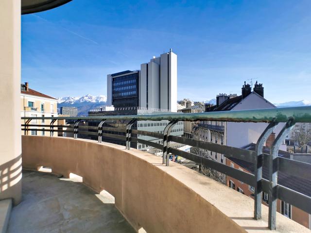 Place de Metz / rue de Strasbourg: spacieux T3 rénové avec balcon en étage élevé