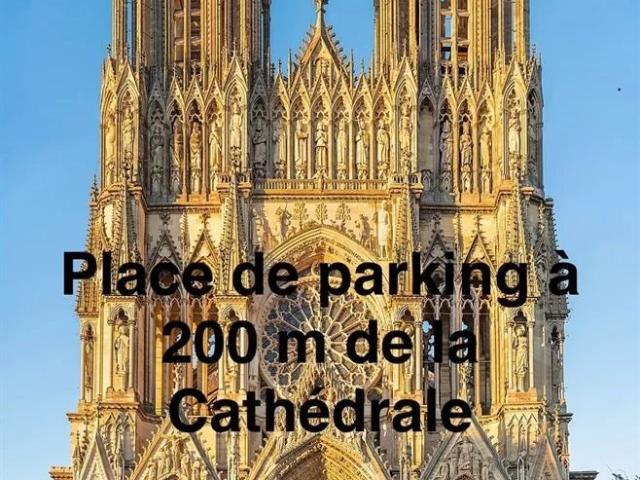 Place de parking à 200 m de la Cathédrale