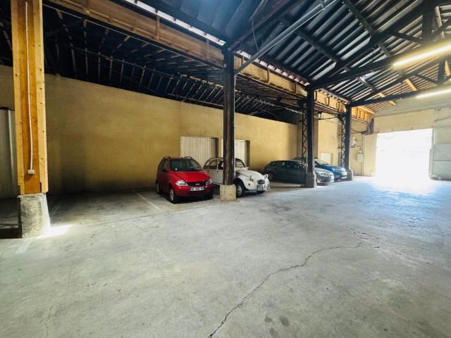 PLACE DE PARKING DANS HANGAR FERME N°12