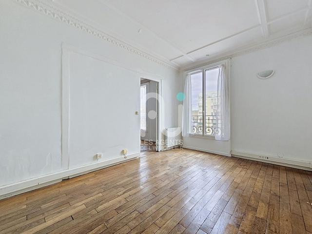 Place des Bourguignons deux pièces 34 m2 + cave + débarras