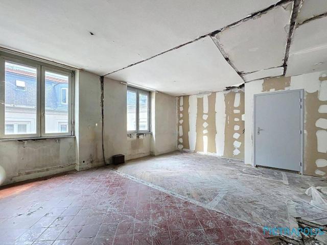 PLACE DES TERREAUX PLATEAU 25,91m2 A RENOVER 5 eme ETAGE L