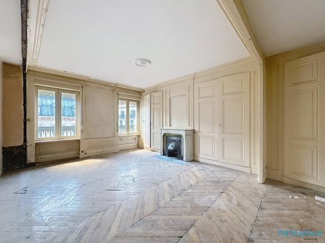 PLACE DES TERREAUX PLATEAU 34m2 A RENOVER 5 eme ETAGE LUMI