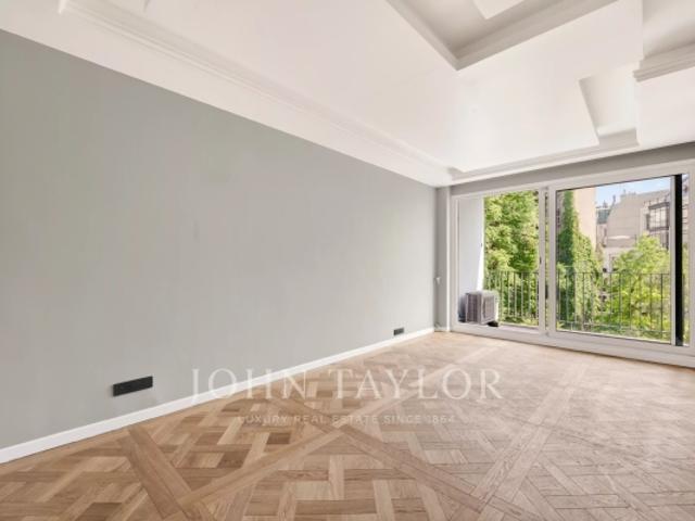 Place François 1er Grand 2 pièces refait à neuf avec un balcon