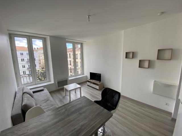 PLACE JEAN JAURES HYPER CENTRE VILLE BEL APPARTEMENT MEUBLE