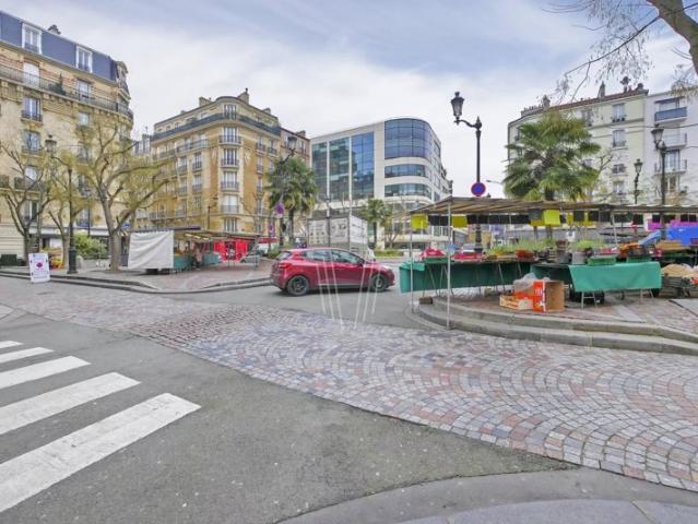 PLACE JEAN ZAY. DEUX PIÈCES