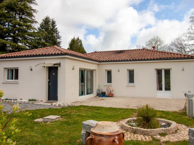 Plain pied moderne 2021 avec belle pièce de vie et jardin