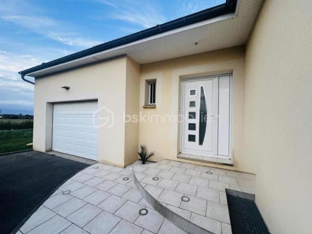 PLAIN PIED ATYPIQUE SANS TRAVAUX 3 CHAMBRES AVEC GARAGE A FERRIERES HAUT CLOCHER
