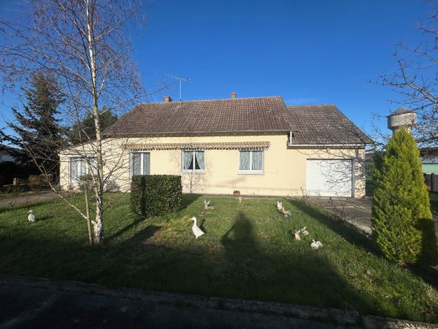 PLAIN PIED, COMMERCES 5 MINUTES, ECOLES A 2 MINUTES, CALME, GARE 20 MINUTES, 45 MINUTES D ORLEANS
