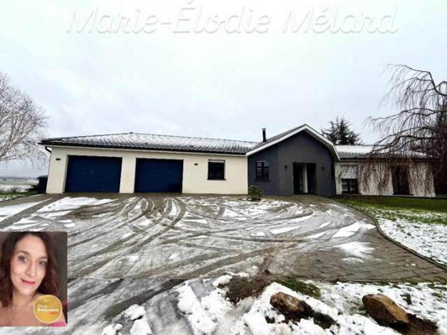 Plain pied contemporain de 156 m² avec garage de 80 m²implanté sur terrain 16,13 ares