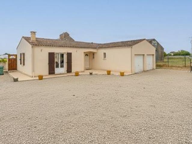 Plain pied de trois chambres avec une commodité exceptionnelle et une vue sur la campagne