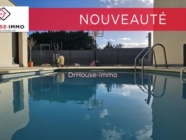 Plain pied de 4 chambres avec grand garage, jardin et piscine
