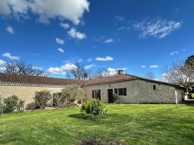 Plain pied en pierre du 19ème siècle avec garage et piscine hors sol