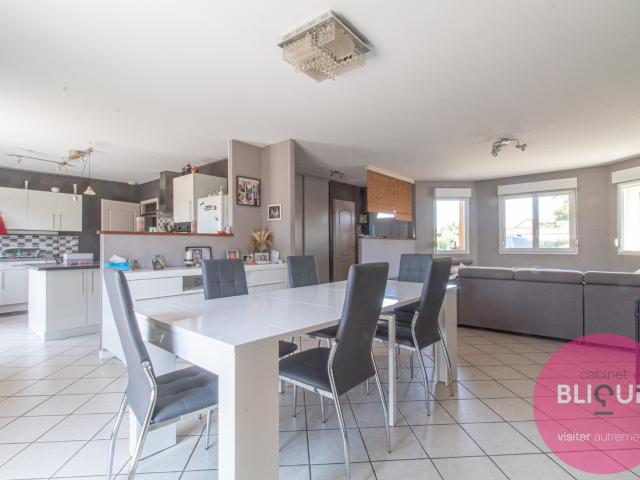 PLAIN PIED, GRAND JARDIN ET GARAGES XXL: ICI, L'ESPACE A PRIS SES AISES !