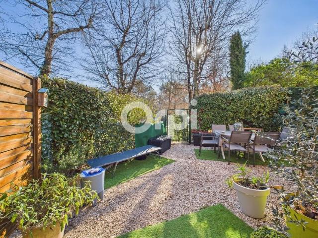 PLAIN PIED JARDIN PRIVATIF TOUT À L'ÉGOUT DOMAINE SÉCURISÉ AVEC