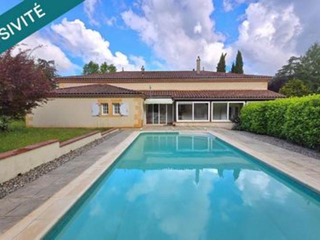 Plain pied lumineux, beaux volumes, piscine et grand terrain: une maison pensée pour profiter pleinement de chaque instant