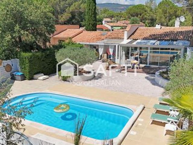 Plain pied, piscine et dépendance
