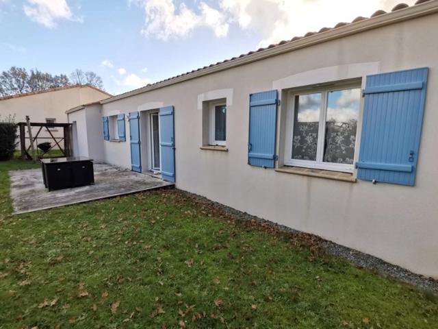 PLAIN PIED SITUE AU CALME A VENDRENNES