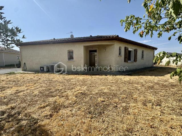 Plain pied 3 chambres avec garage, piscine et grand terrain