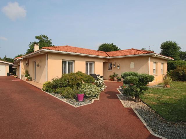 Plain pied 4 chambres avec jardin paysagé et garage, proche commodités