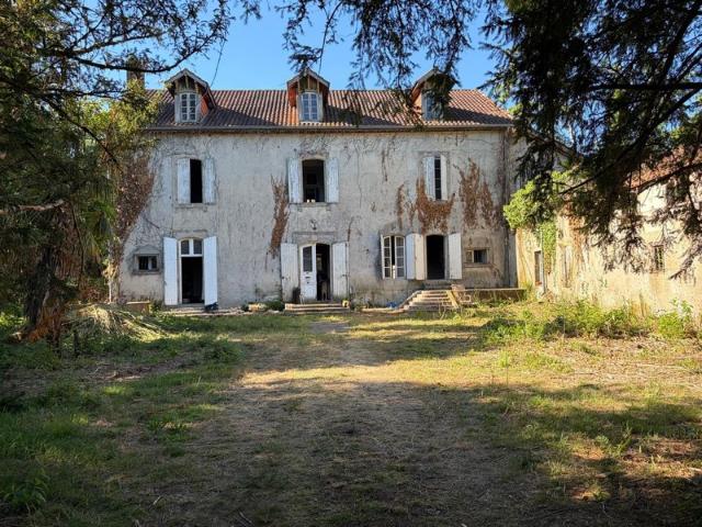 PLAISANCE du GERS proche 32: ANCIENNE PROPRIETE BOURGEOISE avec dépendances, bois, petit etang, 2 hectares,CALME, sans vis à vis