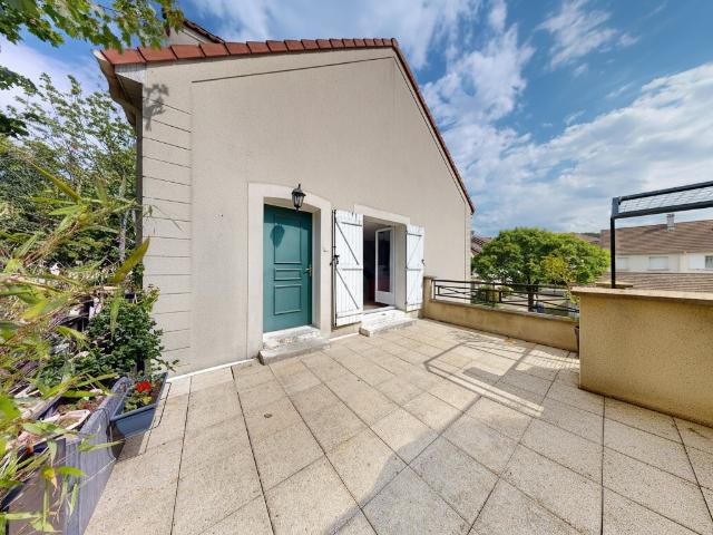 PLAISIR MAISON DE VILLE AVEC TERRASSE