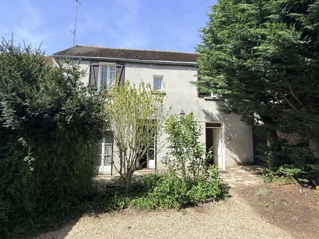 PLAISIR VILLAGE, maison ancienne sur 800m2 avec nombreuses dépendances
