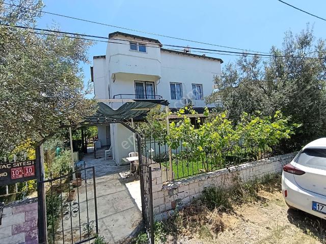 Plaja Yakın Kısmi Deniz Manzaralı Bakımlı Villa