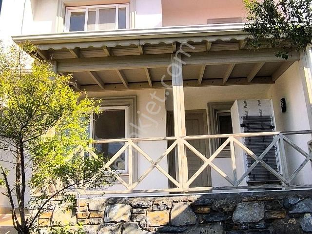 Plajlı Sitede Deniz Manzaralı Dubleks Bahçeli Villa