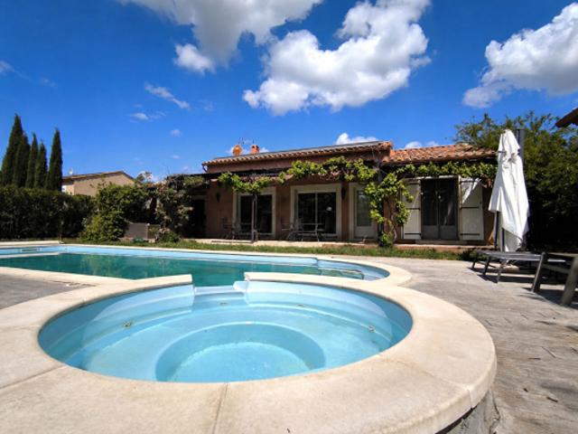 PLAN D'ORGON Villa contemporaine, calme et prestations de qualité