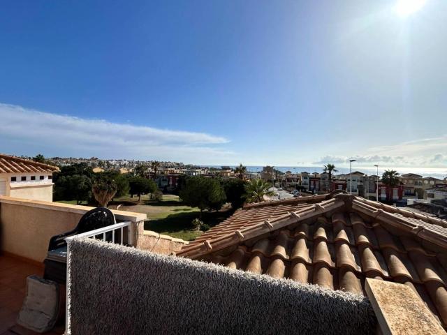 Planta alta luminosa y bien conservada aprox. 61 m2 1.ª planta con gran piscina comunitaria y terraza en la azotea con vistas despejadas y el mar al fondo