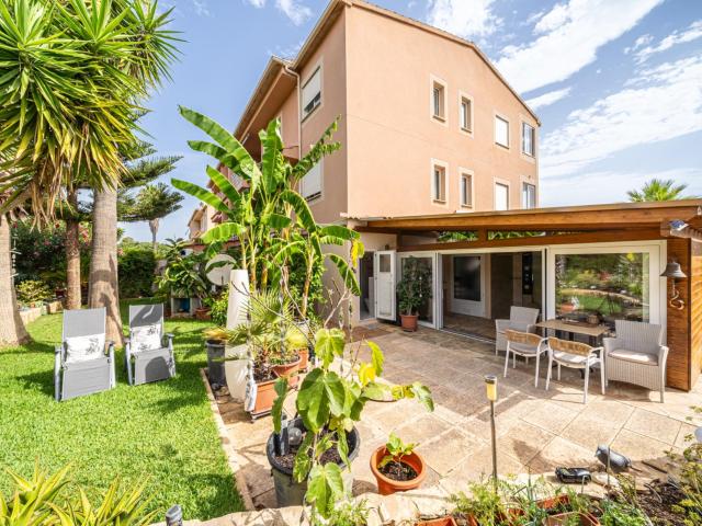 Planta baja totalmente reformada con jardín privado, sauna, piscina comunitaria y parking en Sa Coma