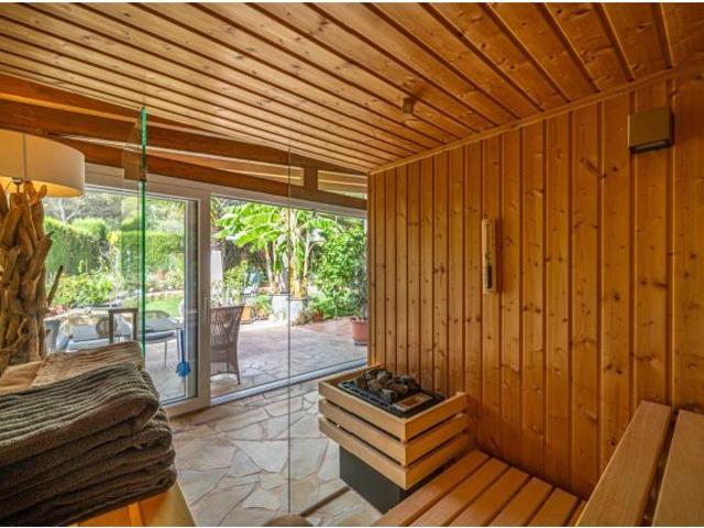 Planta baja totalmente reformada con jardín privado, sauna, piscina comunitaria y parking en Sa Coma