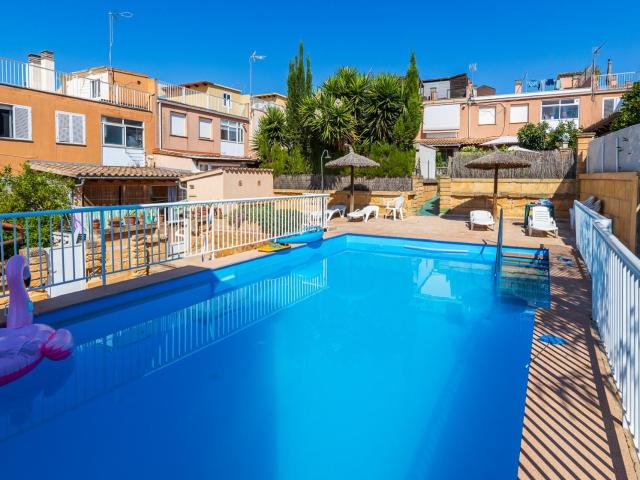 Planta baja con amplia terraza y piscina comunitaria
