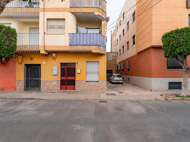 PISO DE PLANTA BAJA CON ALMACEN DE 94M2 EN SANTO DOMINGO