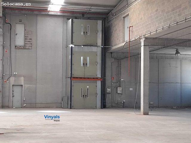 Planta baja con suministros y puertas TIR!