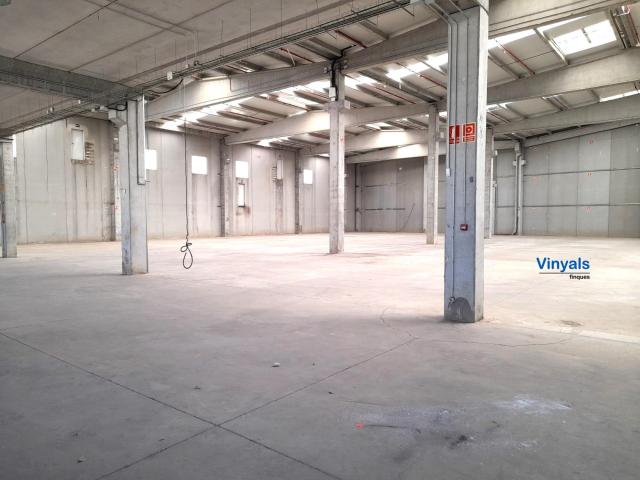 Planta baja con suministros y puertas TIR!