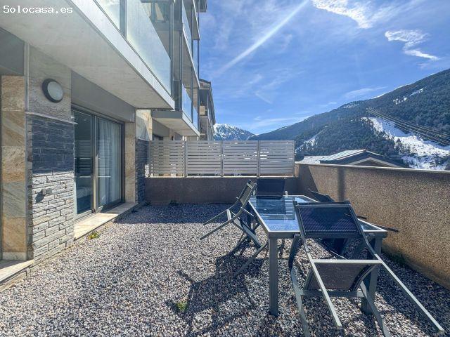 Planta baja con una terraza de 20 m2 a pie de comedor, orientación sur, parking y trastero
