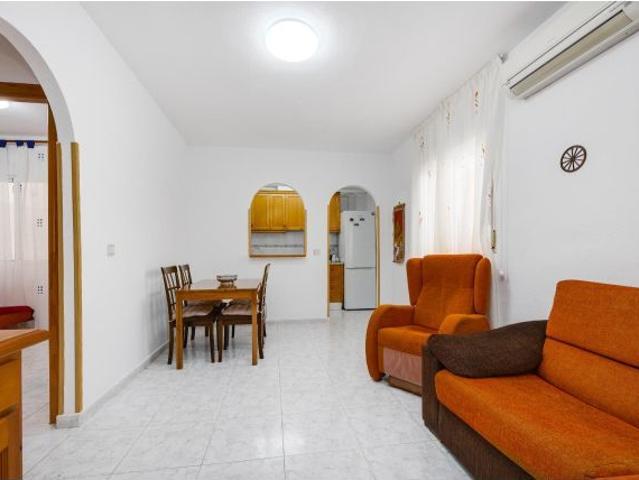 Planta baja de 2 dormitorios, con jardín privado 40 m2, piscina y parking comunitarios