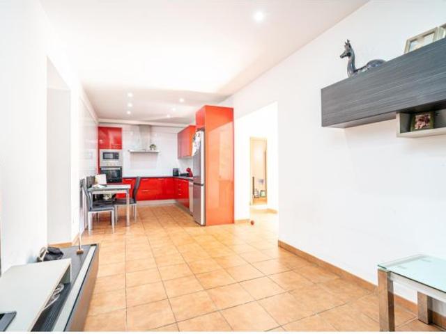 Planta baja de 3 habitaciones con gran terraza privada en Hostalets, zona Jacinto Verdaguer