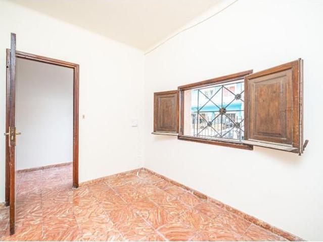 Planta baja de tres habitaciones con patio y terraza en Ciudad Jardín