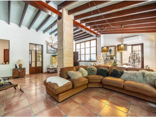 Planta baja de gran carácter con terraza, piscina y garaje en zona Arxiduc